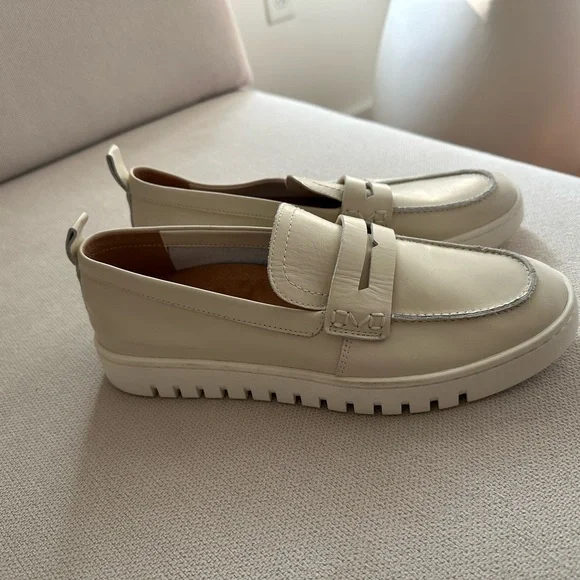 VIONIC UPTOWN LOAFER CREAM LEATHER SIZE 8.5 NEVER WORN